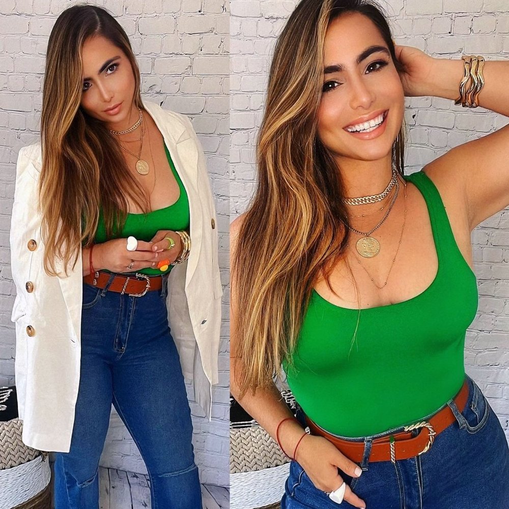 Women Fitted Sleevless Scoop-Neck Bodysuit
